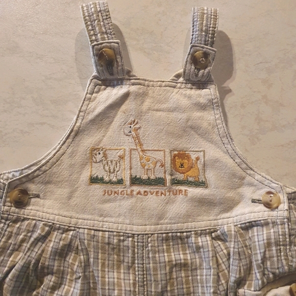 Size 00 Overall style onesie - Picture 2 of 7